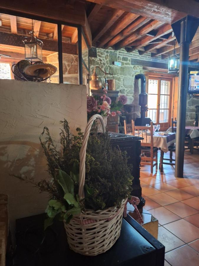 Hostal El Patio Restaurante San Bartolome de Pinares Exterior photo