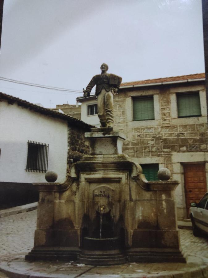 Hostal El Patio Restaurante San Bartolome de Pinares Exterior photo