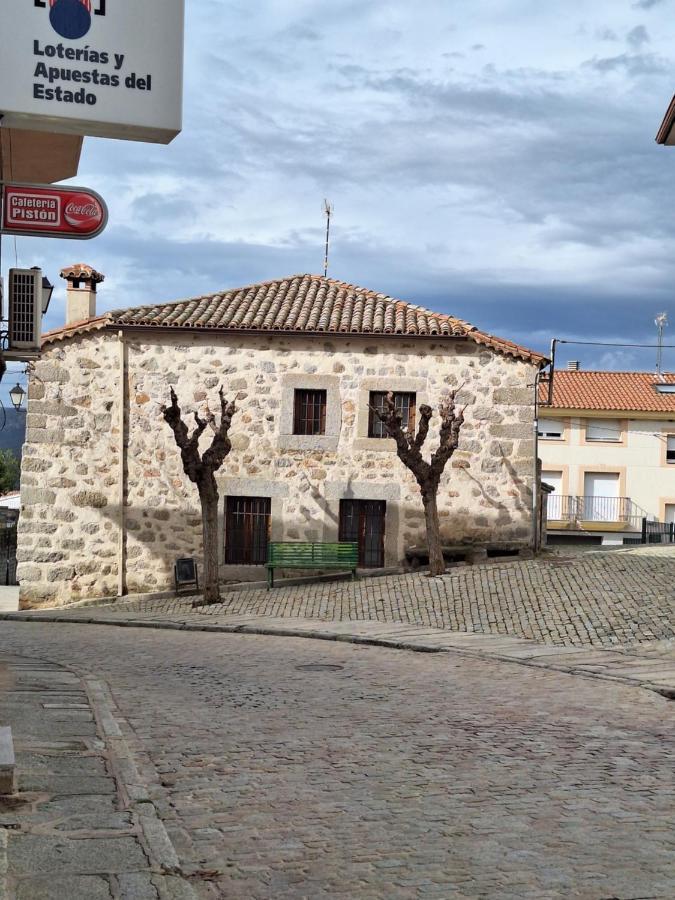 Hostal El Patio Restaurante San Bartolome de Pinares Exterior photo